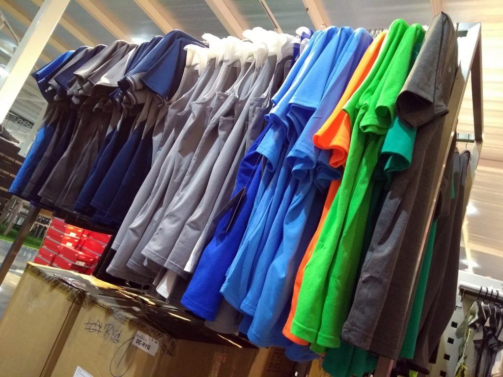clothes-store-t-shirt-rack
